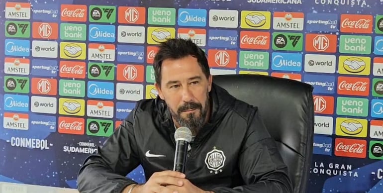 El entrenador de Olimpia, Pablo "Vitamina" Sánchez en la conferencia de prensa previa al duelo ante Vasco da Gama, por el Grupo G de la Copa Sudameriana.