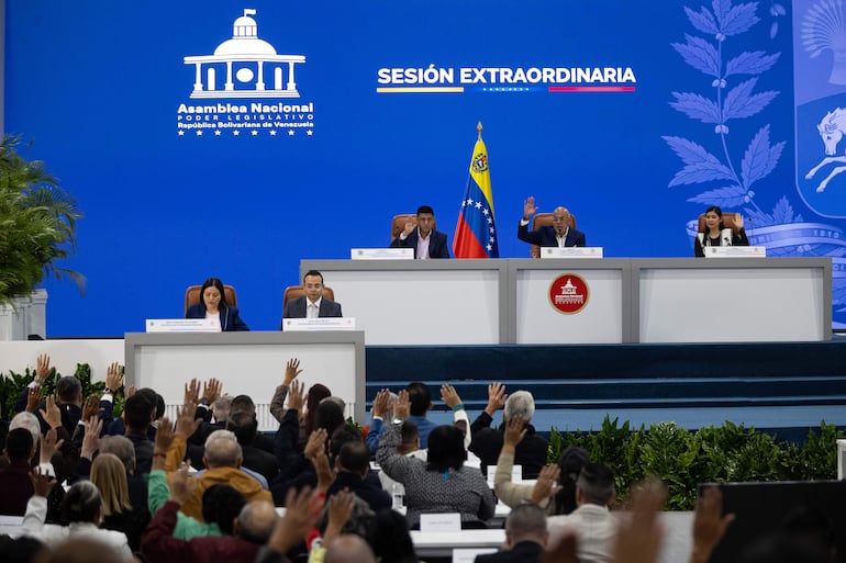 El Parlamento de Venezuela respaldó con el voto del chavismo y la disidencia de la oposición el acuerdo petrolero anunciado por Caracas y Washington, que tendrá una vigencia de 25 años y el objetivo de producir 1,5 millones de barriles más al día.