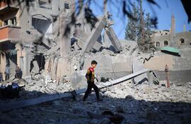 Un niño camina este martes entre escombros en una zona recientemente bombardeada por Israel, en el campo de refugiados de Nuseirat, en la zona central de la Franja de Gaza.