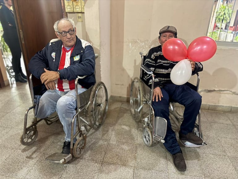 Adultos mayores de Gijón Róga se preparan para alentar a la Albirroja hoy ante su debut mundialero.