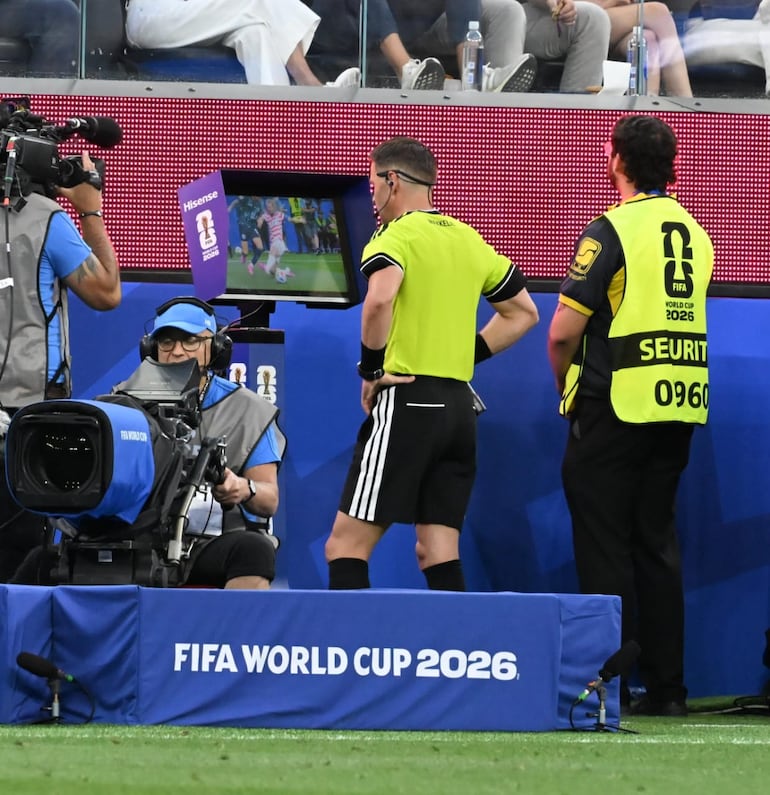 El árbitro Danny Makkelie lleva a cabo una revisión del VAR por 'confusión de identidad' en una entrada entre Miguel Almirón de Paraguay y Tim Ream de los Estados Unidos durante el partido del Grupo D de la Copa Mundial de la FIFA 2026 entre Estados Unidos y Paraguay en el Los Angeles Stadium.