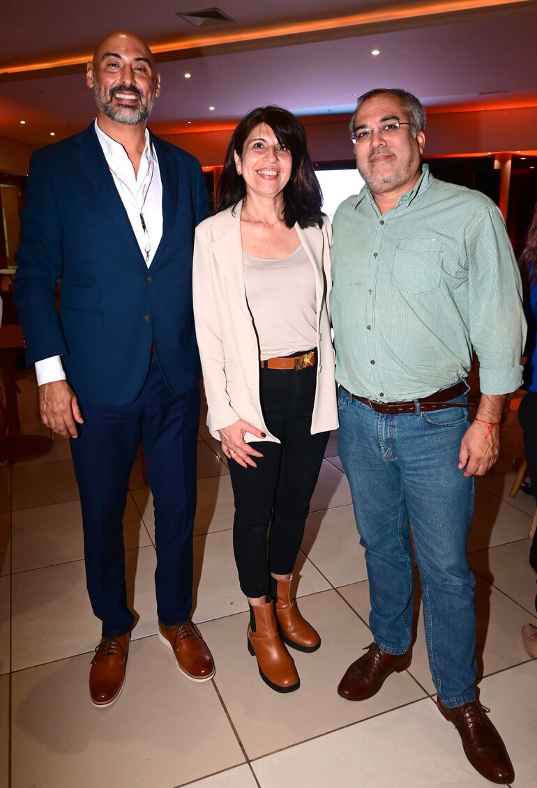 Raúl Zapag, Liza Alcaraz y Guido Caballero.