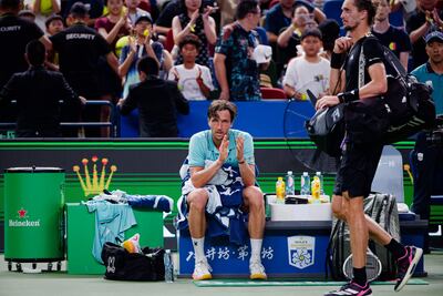 El ganador Arthur Rinderknech aplaude, el perdedor Alexander Zverev se marcha decepcionado.