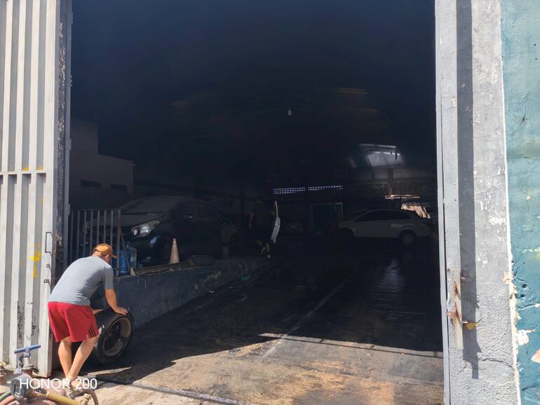 El interior del taller en el que se registró un incendio este sábado. 

Foto: Diego Díaz