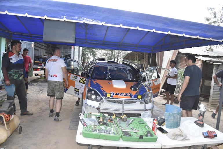 El Honda Civic Type R EP3 de Nicolás Baeza y Luis Cabo de Vila en el taller del equipo en la ciudad de Mariscal Estigarribia, Paraguay.