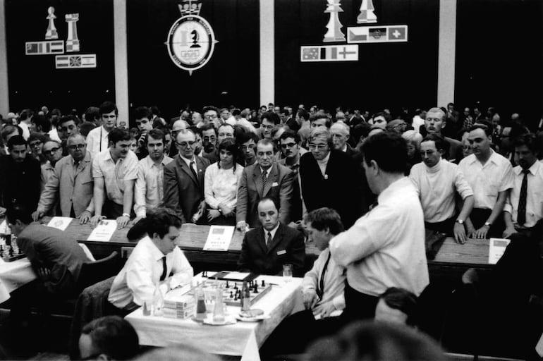 Boris Spassky jugando con Fischer en Siegen 1970 (Foto Wolfgang Betzen, Schachclub Wangen)