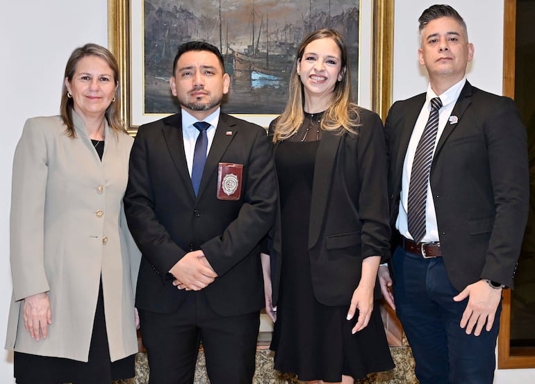 El embajador de Chile en Paraguay, Hernán Brantes Glavic, y su señora Rosana Bellolio Pasini ofrecieron una reunión en la residencia oficial del embajador con motivo de la celebración del 216°aniversario de la Independencia de Chile