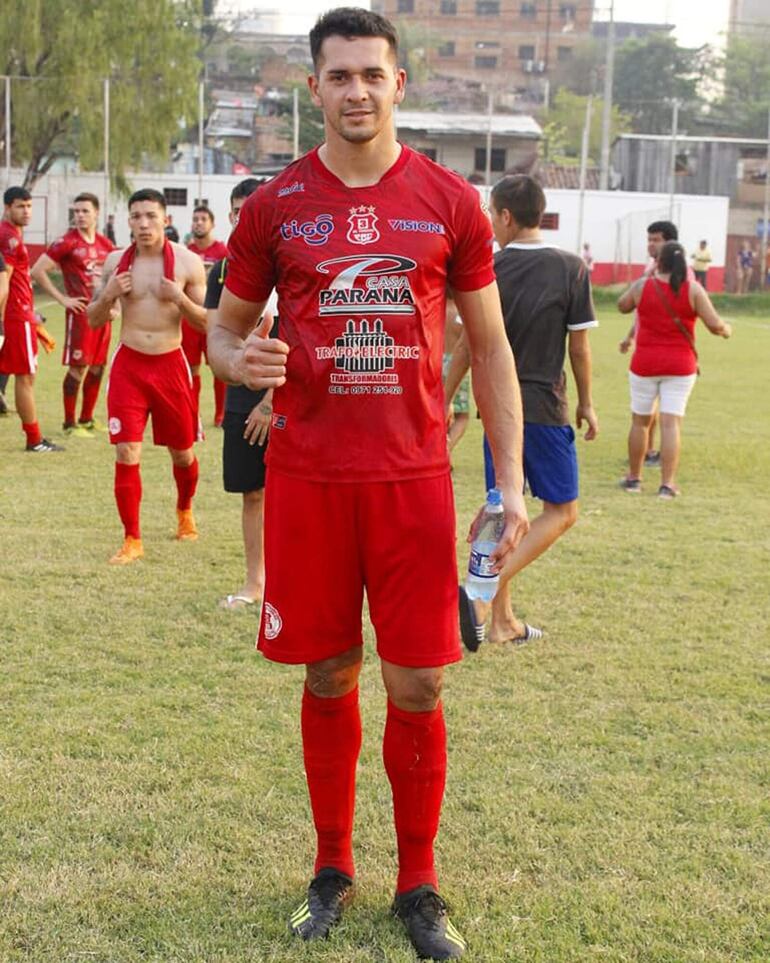 Derlis Ortiz, festejando una victoria del  “3” en la Chacarita, en 2019.