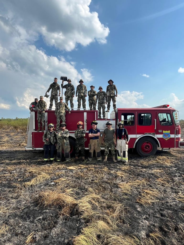 Los milistares y el autobomba que utilizaron, luego de extinguier las llamas en la estancia de la familia Denis.