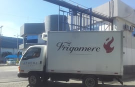 Vecinos denunciaron a la empresa Frigomerc por aglomeración de sus empleados en el acceso principal. El Ministerio de Salud solicitó que se hagan cambios para evitar aglomera-
ciones, y el viernes volverán para verificar.