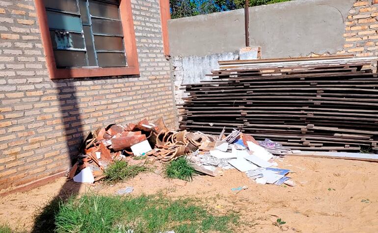 Escombros se acumulan en diversas áreas del patio del hospital.
