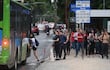 Pasajeros se aglomeran en las paradas, indicio de que los buses disminuyen su circulación.