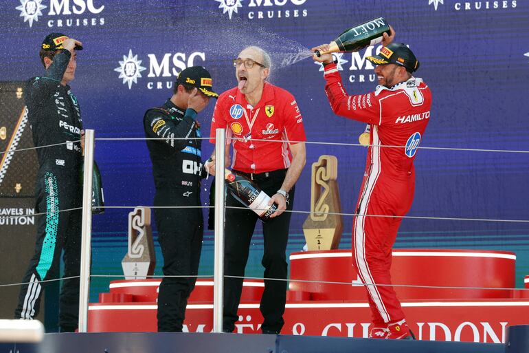 Festejo de Lewis Hamilton y Ferrari en el podio del GP de España, en Barcelona-Cataluña.