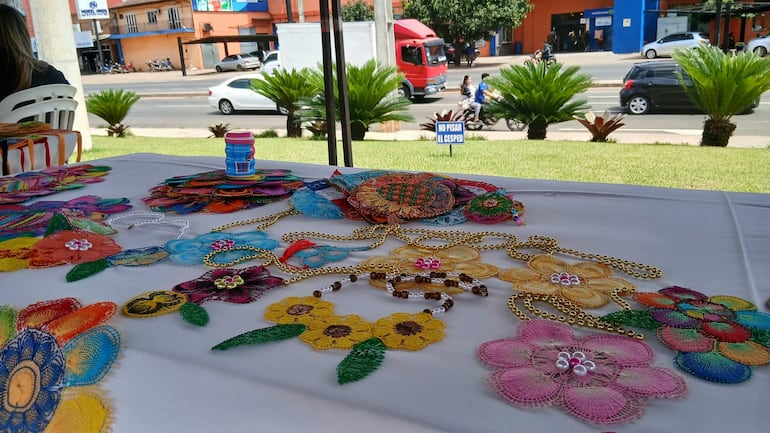 Una variedad de opciones de ñandutíes fueron expuestos durante el primer día de exposición en el Paseo Guaraní.