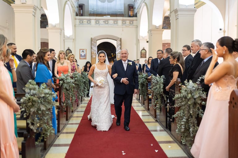 Ingresando a la iglesia, la novia con su papá.