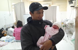 Lucio Maciel, orgulloso carga en brazos a su hija Maira Lucía, quien nació en su casa en la noche de ayer.