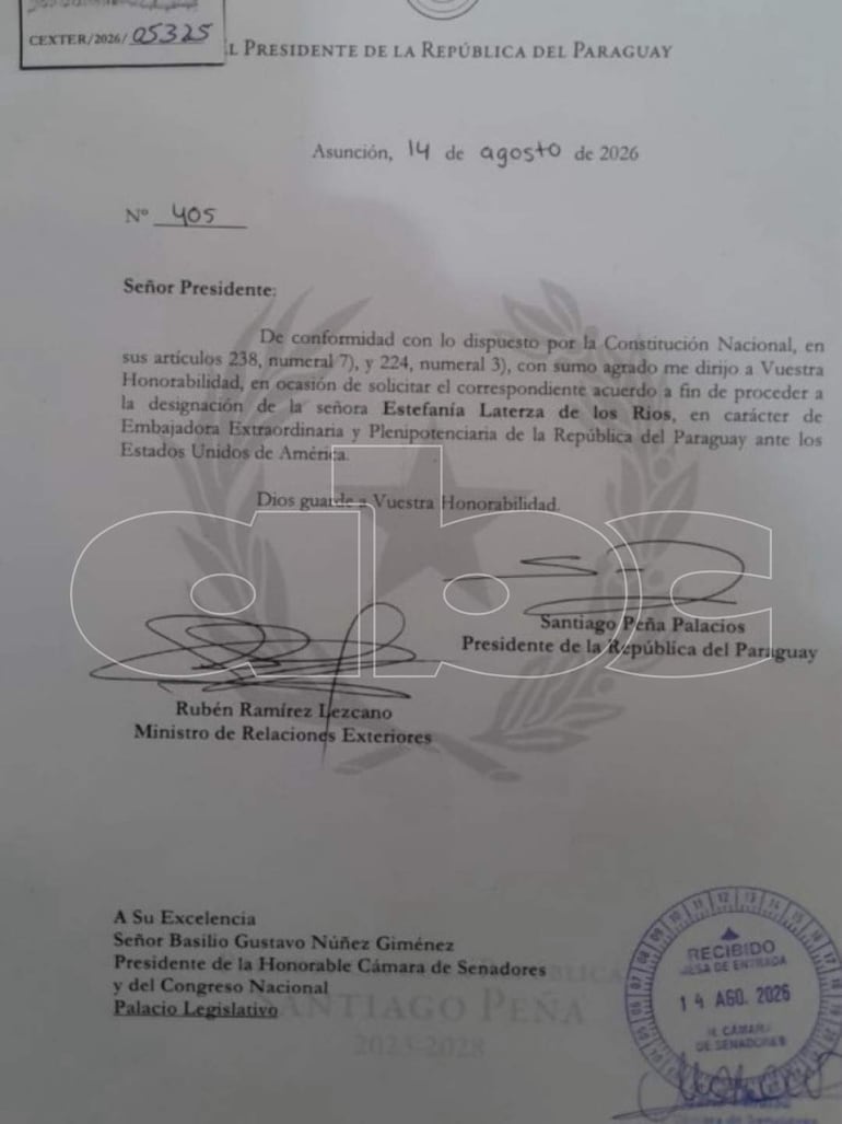 Documento oficial con texto impreso solicitando el nombramiento de Estefanía Laterza De Los Ríos como embajadora, firmado por Santiago Peña.