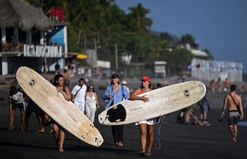 Turistas disfrutan de la playa El Tunco, en La Libertad, El Salvador, el 13 de febrero de 2026.