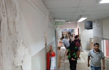 Las paredes del Hospital Regional de CDE están llenas de humedades.