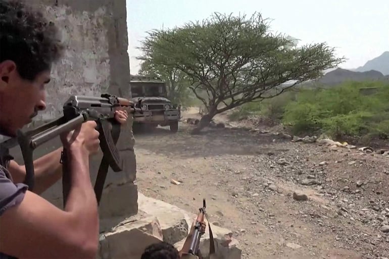 Combatientes de las Fuerzas Nacionales de Resistencia de Yemen, apoyados por Arabia Saudí, enfrentan a combatientes hutíes.