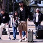 ¡Fachero! Omar Alderete llegó en bermudas y camperita a la concentración de la Albirroja.