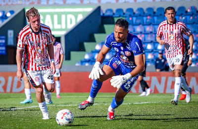 Carlos Meza, Wilson Quiñónez y Luis Fernando Cáceres, futbolistas del Sportivo San Lorenzo, durante el partido contra Olimpia, en el Defensores del Chaco.