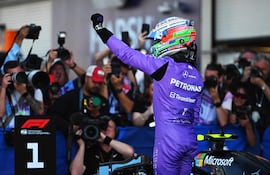 En el Circuito Internacional de Miami, Andrea Kimi Antonelli celebra la "pole" levantando la mano izquierda con el puño cerrado.