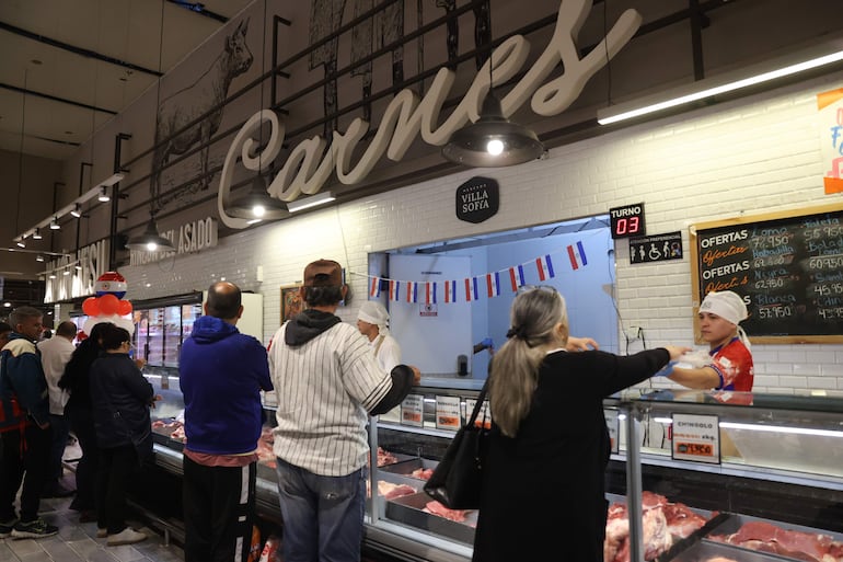 Personas compran carne este viernes, en Asunción (Paraguay).