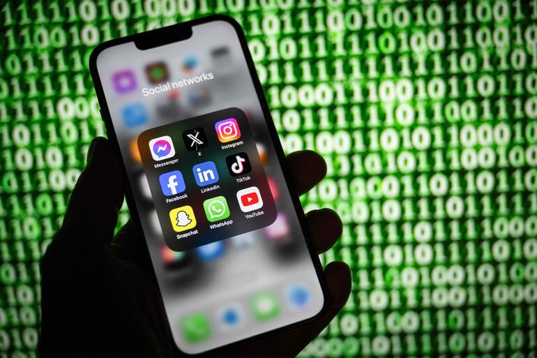 Ícono de redes sociales en la pantalla de un teléfono celular inteligente. 