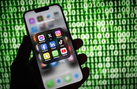 Francia acelera el trámite para prohibir redes sociales a menores de 15 años.