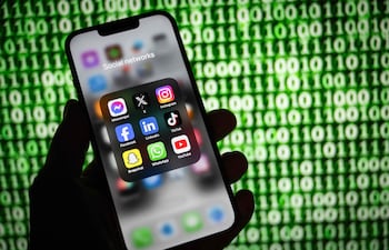 Francia acelera el trámite para prohibir redes sociales a menores de 15 años.