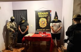 Los dos detenidos con las evidencias incautadas.