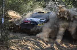 El Toyota GR Yaris Rally2 de Gustavo Saba durante el Rally del Chaco 2025.