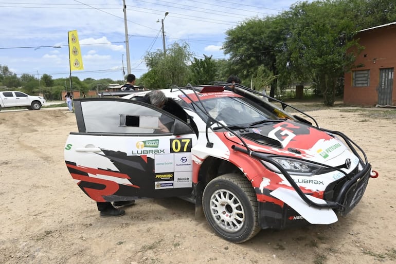Los autos del Campeonato Nacional de Rally realizan la instalación del GPS en la Terminal de Ómnibus de la ciudad de Mariscal Estigarribia, cabecera del Rally del Chaco 2026.