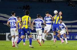 Intenso duelo entre los del norte y de Luque. En la foto, Alexis Villalba (izquierda) y Tomás Muro, en una pelota dividida de las tantas que tuvo el partido.