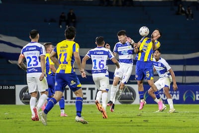 Intenso duelo entre los del norte y de Luque. En la foto, Alexis Villalba (izquierda) y Tomás Muro, en una pelota dividida de las tantas que tuvo el partido.