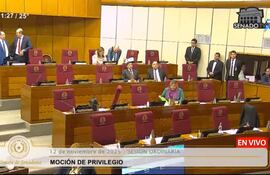 Cartistas abandonan la sesión del Senado para proteger a Enrique Riera, ministro del Interior.