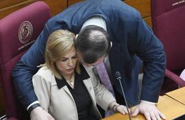 El comportamiento del senador Dionisio Amarilla en la Cámara Alta. En la fotografía, se lo observa prácticamente "pegado" a su colega Hermelinda Alvarenga.