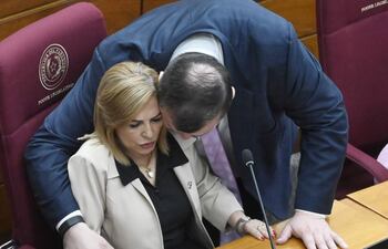 El comportamiento del senador Dionisio Amarilla en la Cámara Alta. En la fotografía, se lo observa prácticamente "pegado" a su colega Hermelinda Alvarenga.