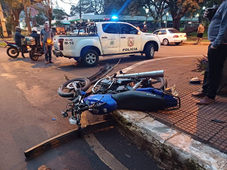 La motocicleta de las víctimas quedó con daños materiales tras la colisión.