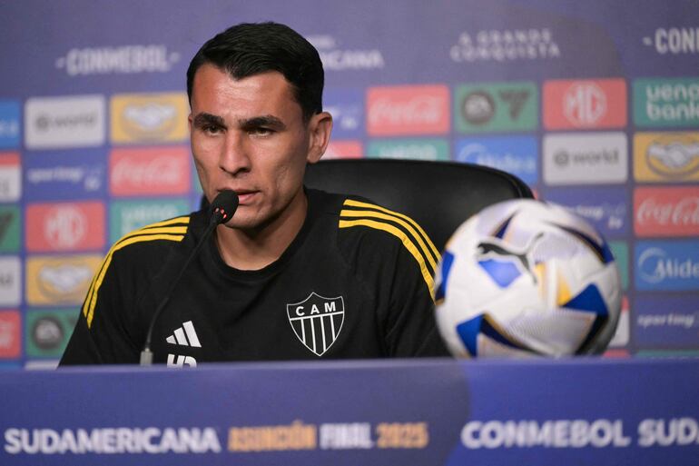 El paraguayo Junior Alonso, futbolista de Atlético Mineiro, en la conferencia previa a la Final de la Copa Sudamericana 2025 en la sala de conferencias del estadio Defensores del Chaco, en Asunción, Paraguay. 