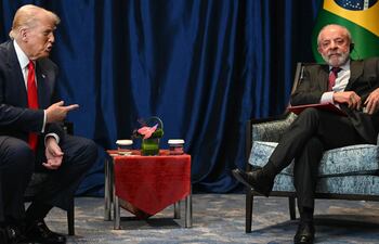 El presidente de Brasil, Donald Trump (i) y el mandatario de Brasil, Luiz Inacio Lula da Silva.