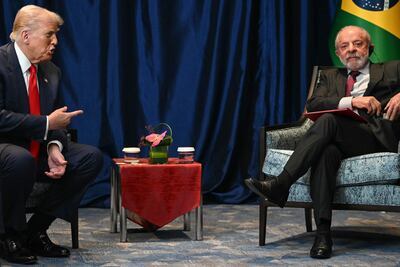 El presidente estadounidense Donald Trump (a la izquierda) y el brasileño Luiz Inácio Lula da Silva durante su reunión este domingo en Kuala Lumpur.