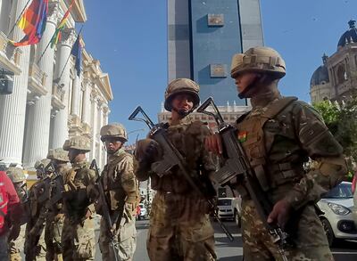 Militares se forman frente a la sede del Gobierno de Bolivia, este miércoles en La Paz (Bolivia).