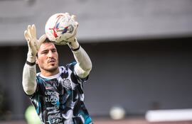 El uruguayo Gastón Olveira, jugador de Olimpia, en la entrada en calor previa al partido frente a Cerro Porteño por la sexta fecha del torneo Clausura 2025 de la Primera División de Paraguay en el estadio Antonio Aranda, en Ciudad del Este, Paraguay.