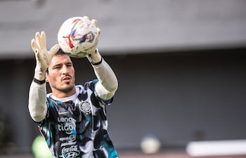 El uruguayo Gastón Olveira, jugador de Olimpia, en la entrada en calor previa al partido frente a Cerro Porteño por la sexta fecha del torneo Clausura 2025 de la Primera División de Paraguay en el estadio Antonio Aranda, en Ciudad del Este, Paraguay.