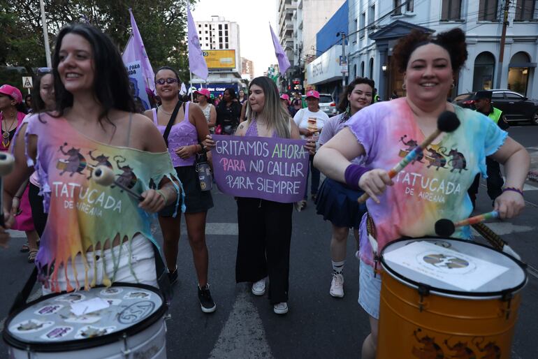Mujeres participan en una marcha como parte del Día Internacional de Eliminación de la Violencia contra la Mujer este martes, en Asunción.