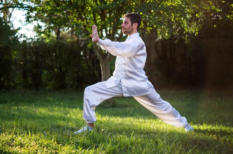 El tai chi es una forma de ejercicio suave que combina la respiración profunda y movimientos lentos y controlados.