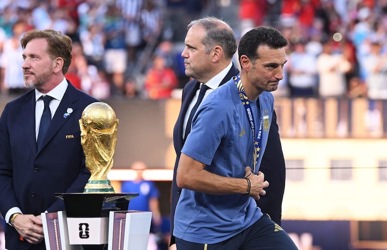 Lionel Scaloni, director técnico de Argentina, camina al lado del Trofeo del Ganador de la Copa Mundial de la FIFA luego de recibir su medalla de subcampeón durante el partido final de la Copa Mundial de la FIFA 2026 entre España y Argentina en el New York New Jersey Stadium, en East Rutherford, Nueva Jersey.