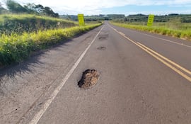 Vista de un tramo deteriorado de la Ruta Curuguaty - Ypejhú donde los baches rápidamente se multiplican